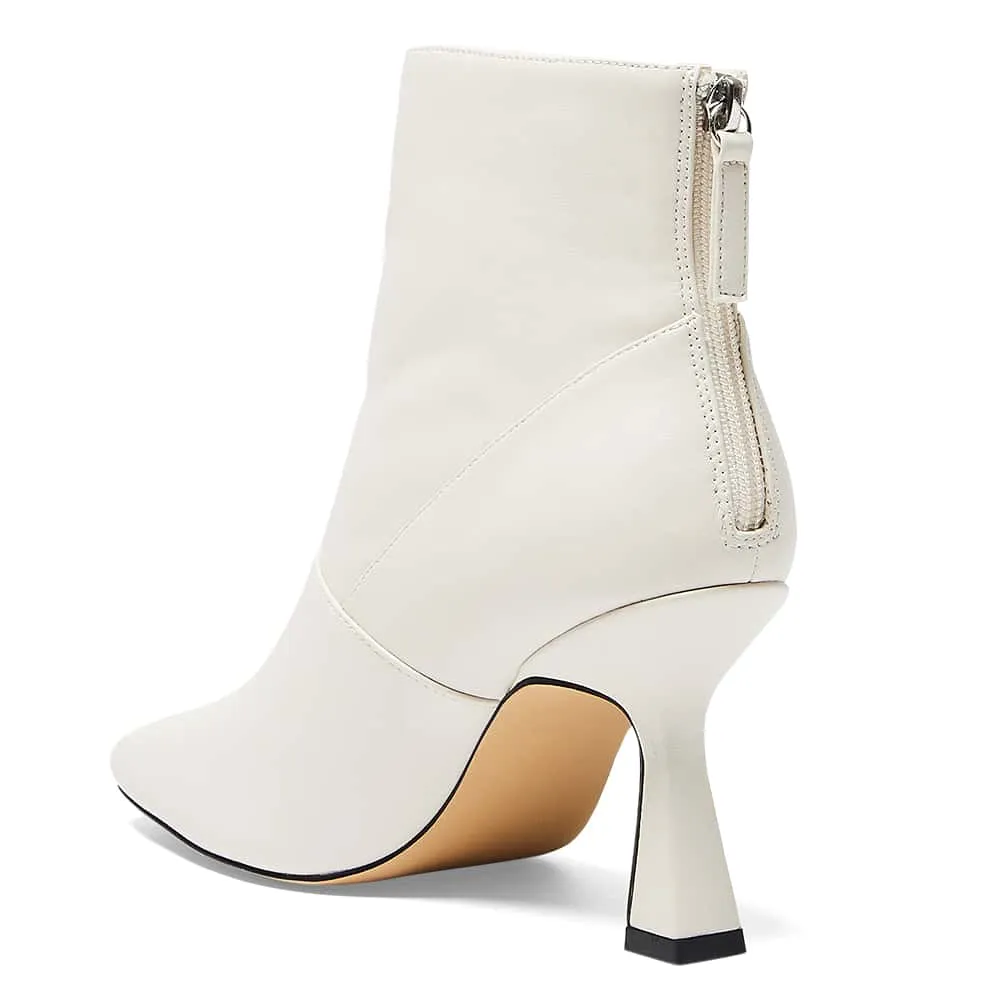 Lina Boot in Bone Smooth