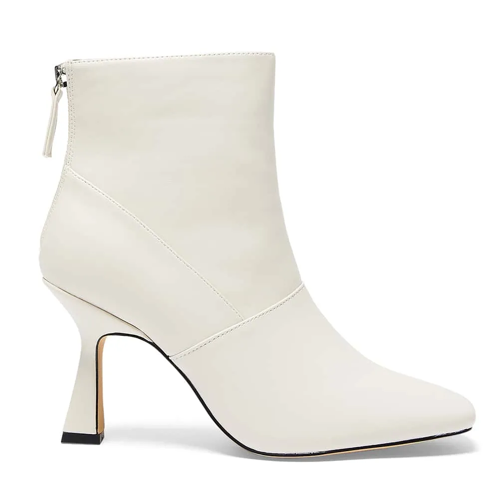 Lina Boot in Bone Smooth