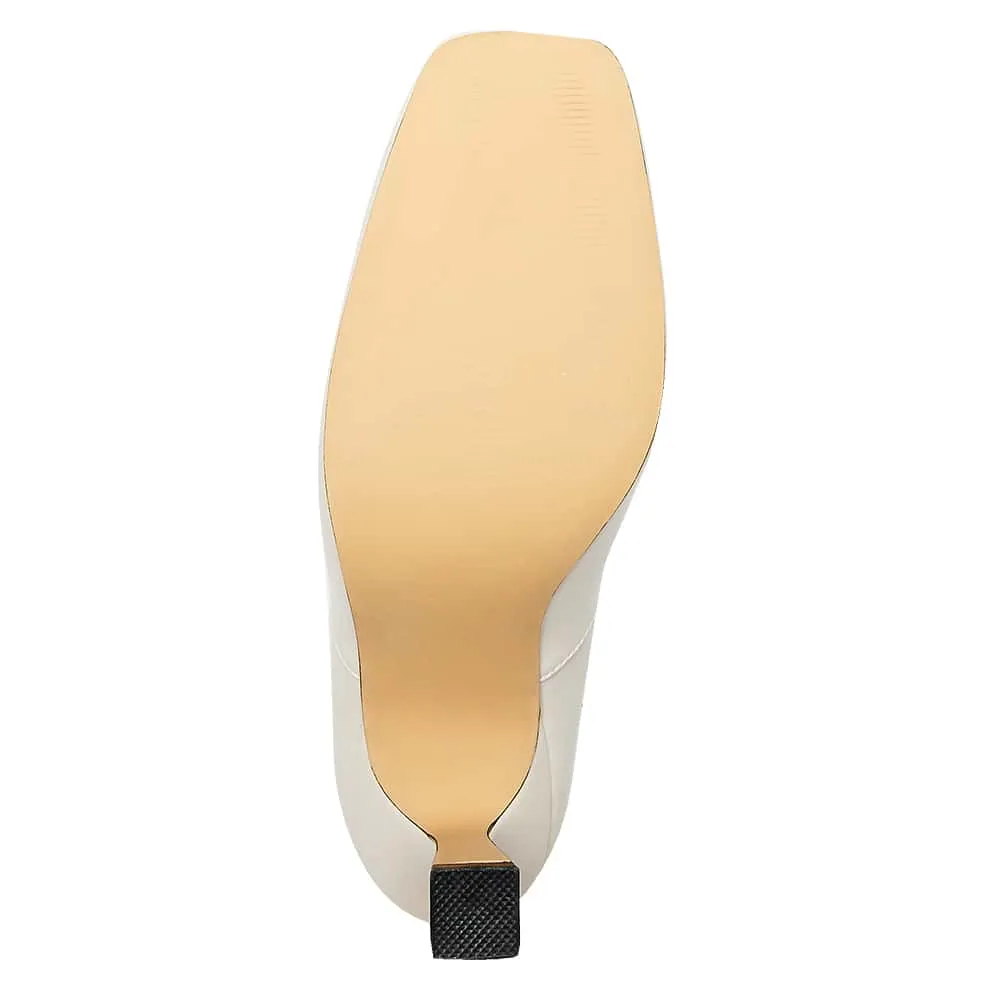 Lina Boot in Bone Smooth