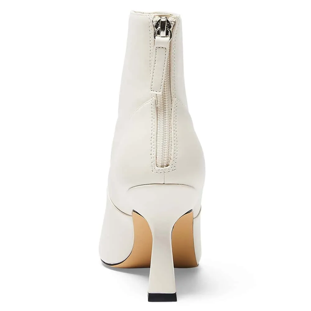 Lina Boot in Bone Smooth